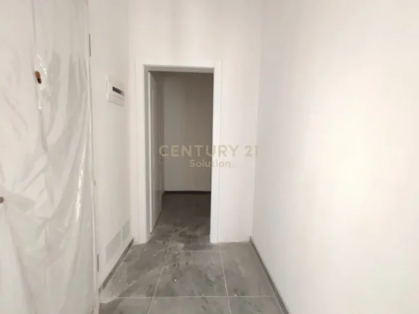 Tirane, jepet me qera zyre , Kati 7, 70 m² 350 € (Astir)
