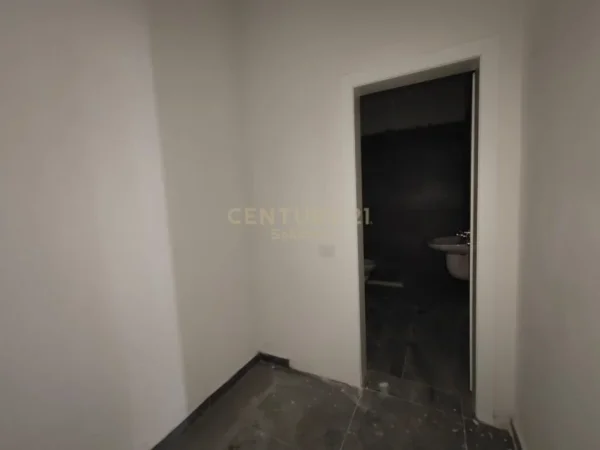 Tirane, jepet me qera zyre , Kati 7, 70 m² 350 € (Astir)