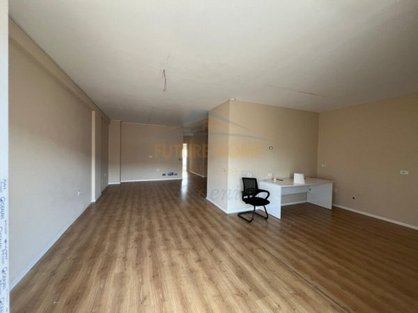 Tirane, jepet me qera apartament 2+1, Kati 10, 142 m² 950 € (Komuna e Parisit)