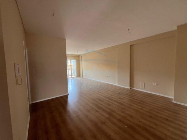 Tirane, jepet me qera apartament 2+1, Kati 10, 142 m² 950 € (Komuna e Parisit)