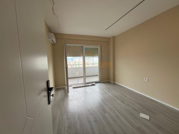 Tirane, jepet me qera apartament 2+1, Kati 10, 142 m² 950 € (Komuna e Parisit)