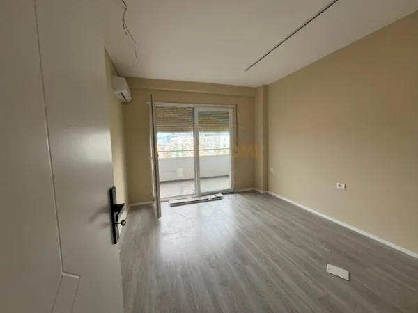 Tirane, jepet me qera apartament 2+1, Kati 10, 142 m² 950 € (Komuna e Parisit)