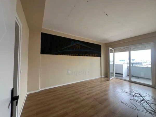 Tirane, jepet me qera apartament 2+1, Kati 10, 142 m² 950 € (Komuna e Parisit)