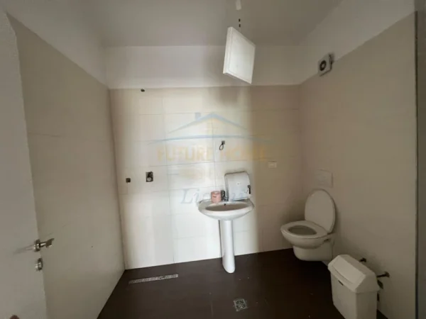 Tirane, jepet me qera apartament 2+1, Kati 10, 142 m² 950 € (Komuna e Parisit)