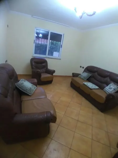 Tirane, jepet me qera apartament 1+1, Kati 1, 70 m² 300 € (ali demi)