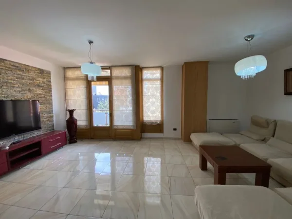 Tirane, jepet me qera apartament 2+1+Aneks+Ballkon, Kati 4, 94 m² 600 € (Rruga Muhamet Gjollesha)