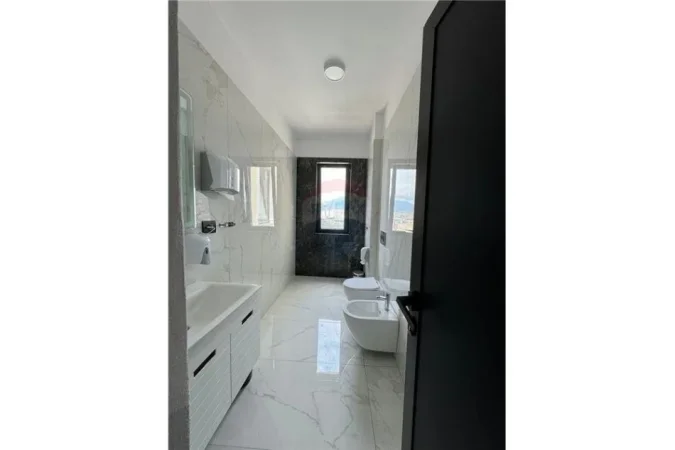 Tirane, jepet me qera zyre , Kati 10, 300 m² 3,000 € (Ambasada Polake - Mine Peza)