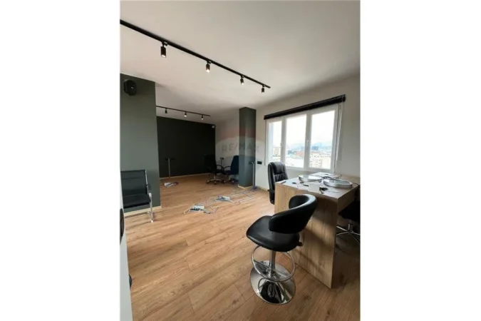 Tirane, jepet me qera zyre , Kati 10, 300 m² 3,000 € (Ambasada Polake - Mine Peza)