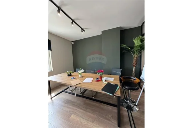 Tirane, jepet me qera zyre , Kati 10, 300 m² 3,000 € (Ambasada Polake - Mine Peza)