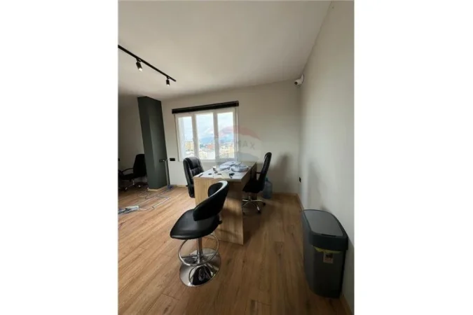 Tirane, jepet me qera zyre , Kati 10, 300 m² 3,000 € (Ambasada Polake - Mine Peza)