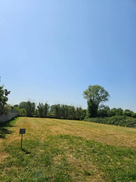 Tirane, shes truall  1,600 m² me cmim 90 euro/m2 i diskutueshem(Laknas shume prane rruges kryesore per ne Rinas)