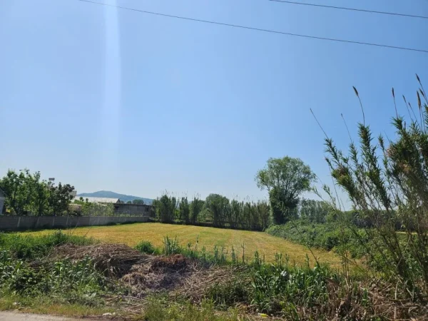 Tirane, shes truall  1,600 m² me cmim 90 euro/m2 i diskutueshem(Laknas shume prane rruges kryesore per ne Rinas)