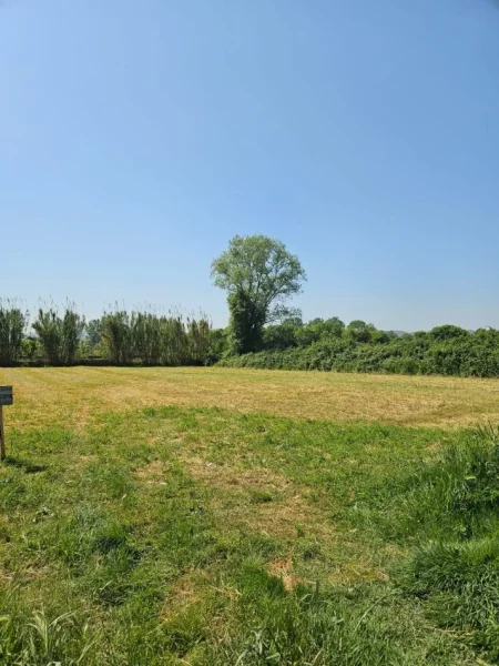 Tirane, shes truall  1,600 m² me cmim 90 euro/m2 i diskutueshem(Laknas shume prane rruges kryesore per ne Rinas)