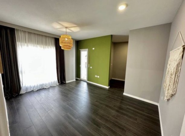 Apartament 1+1 ne Shitje ne Rr e Barrikadave .