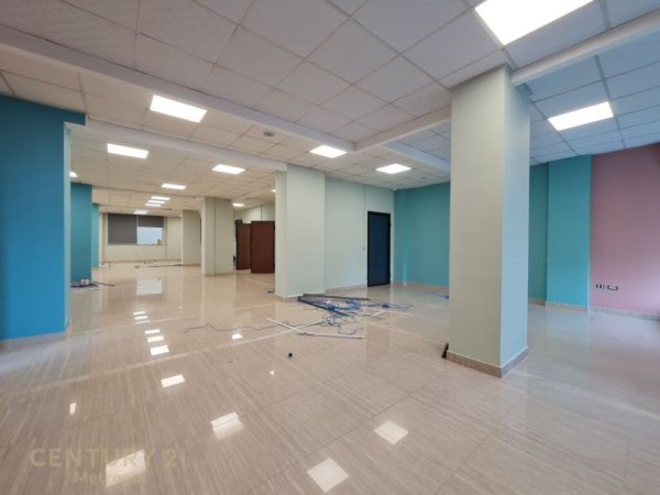 Tirane, shes ambjent biznesi , Kati 1, 645 m² 2,260,000 € (Selvia)