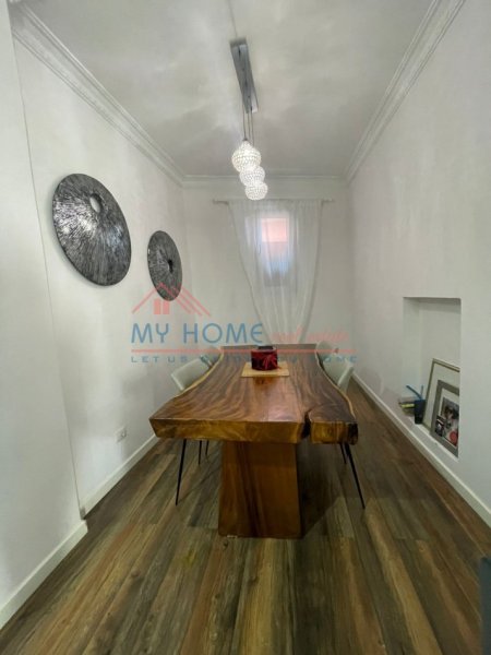 Tirane, jepet me qera Vile 3+1+Ballkon, Kati 3, 195 m² 2,000 € (Pazari i Ri)