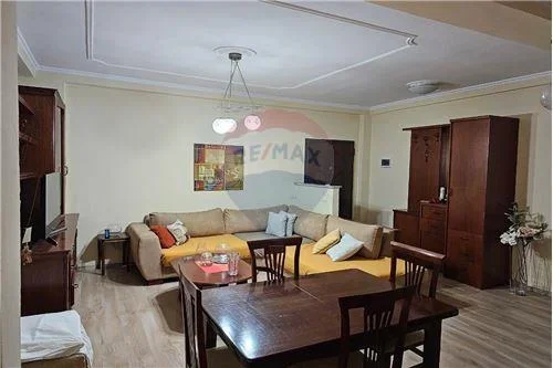 Tirane, jepet me qera apartament 1+1+Ballkon, Kati 4, 61 m² 550 € (Zogu i Zi)