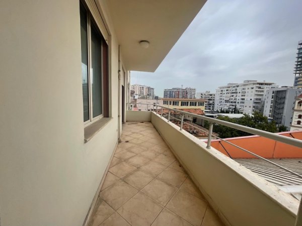 Durres, jepet me qera apartament 2+1+Ballkon, Kati 4, 105 m² 400 € (Bulevardi Epidamn)