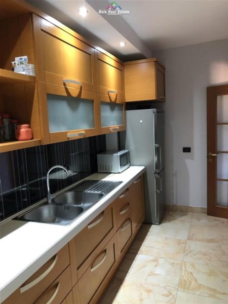 Tirane, jepet me qera apartament 2+1, Kati 6, 150 m² 1,100 € (qender)
