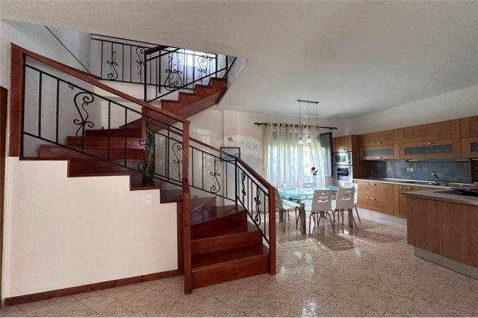 Tirane, jepet me qera apartament duplex Dublex, Kati 2, 165 m² 600 € (Rruga Starvi Themeli)
