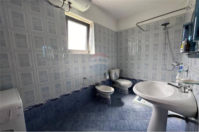 Tirane, jepet me qera apartament duplex Dublex, Kati 2, 165 m² 600 € (Rruga Starvi Themeli)