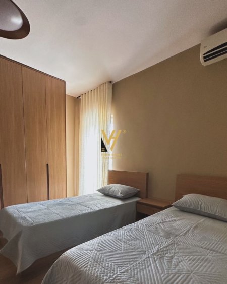 Tirane, jepet me qera apartament 2+1+Ballkon, Kati 4, 135 m² 1,200 € (KOMUNA E PARISIT)