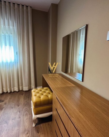 Tirane, jepet me qera apartament 2+1+Ballkon, Kati 4, 135 m² 1,200 € (KOMUNA E PARISIT)