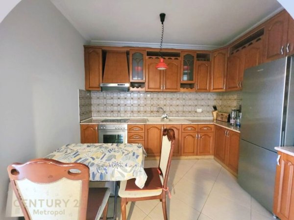 Tirane, shitet apartament 2+1+Ballkon, Kati 2, 94 m² 120,000 € (Rruga Muhamed Deliu)