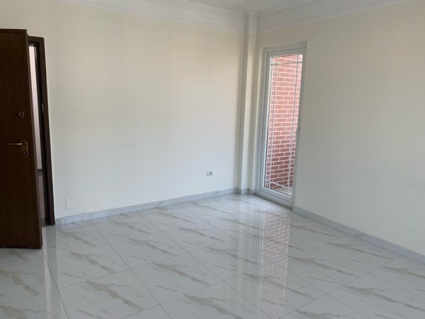 Tirane, jepet me qera apartament 1+1, Kati 4, 85 m² 320 € (5 MAJI)