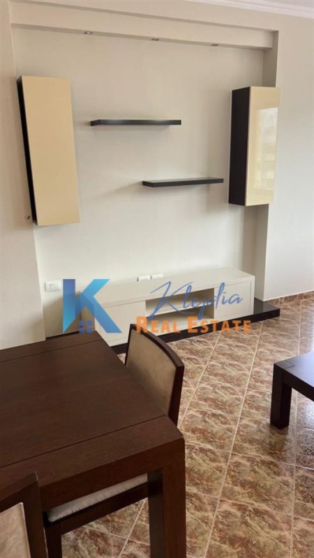 Tirane, jepet me qera apartament 2+1, Kati 8, 80 m² 450 € (rrugen e Dibres, afer shkolles se Medresese)