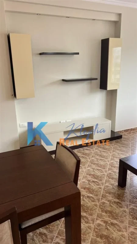 Tirane, jepet me qera apartament 2+1, Kati 8, 80 m² 450 € (rrugen e Dibres, afer shkolles se Medresese)