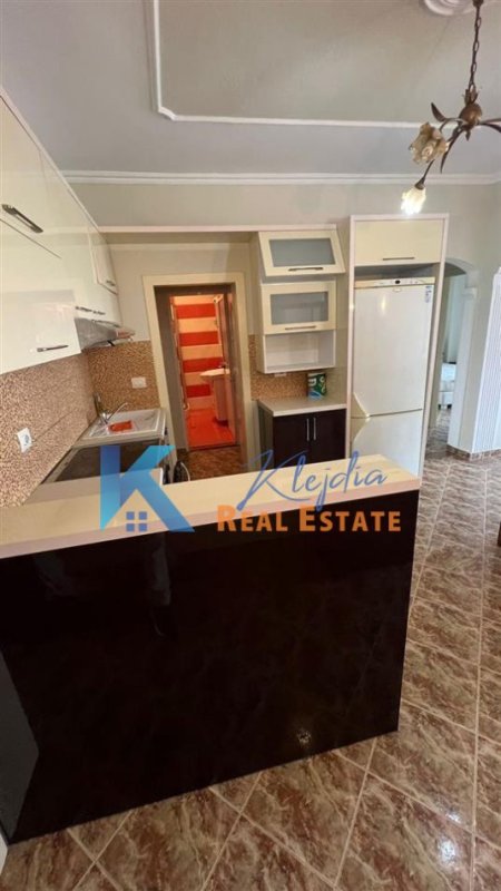 Tirane, jepet me qera apartament 2+1, Kati 8, 80 m² 450 € (rrugen e Dibres, afer shkolles se Medresese)