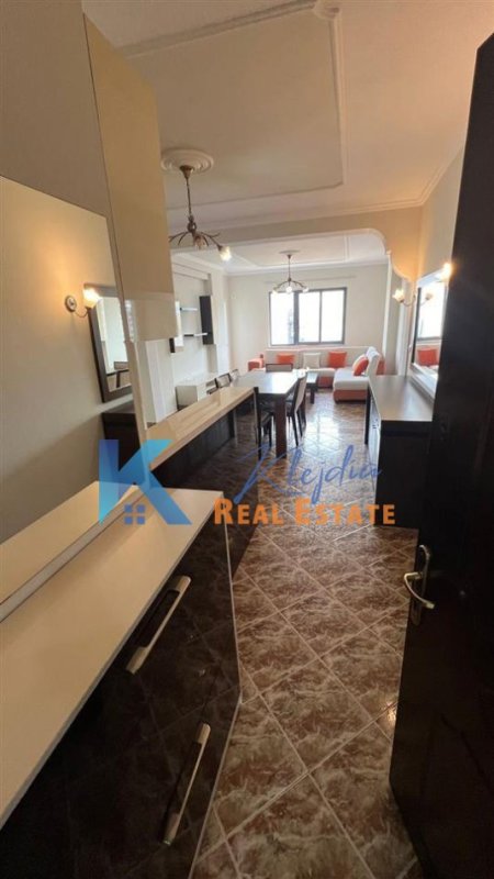 Tirane, jepet me qera apartament 2+1, Kati 8, 80 m² 450 € (rrugen e Dibres, afer shkolles se Medresese)