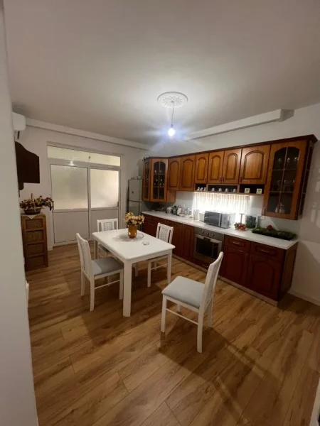 Tirane, jepet me qera apartament 2+1, Kati 3, 87 m² 600 € (Ish Stacioni i Trenit)