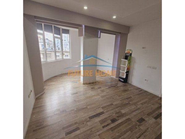 Tirane, jepet me qera apartament 2+1+Ballkon, Kati 4, 108 m² 1,200 € (Sheshi Willson)