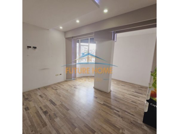 Tirane, jepet me qera apartament 2+1+Ballkon, Kati 4, 108 m² 1,200 € (Sheshi Willson)