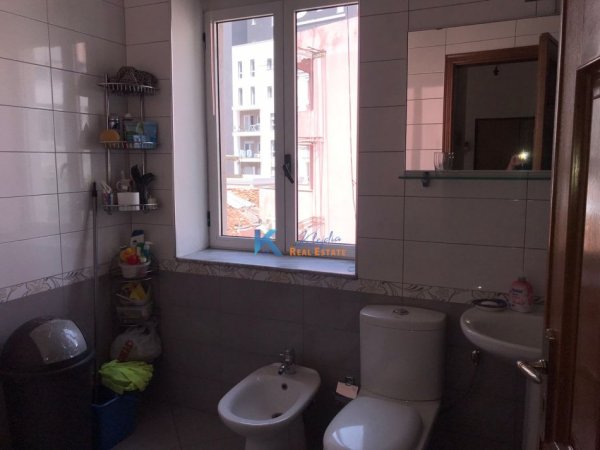 Tirane, jap me qera apartament 3+1+Ballkon, Kati 3, 150 m² 700 € (qender)