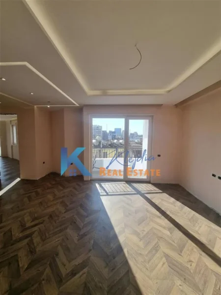 Tirane, jap me qera zyre , Kati 4, 97 m² 1,150 € (Qender)