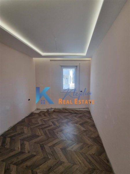 Tirane, jap me qera zyre , Kati 4, 97 m² 1,150 € (Qender)