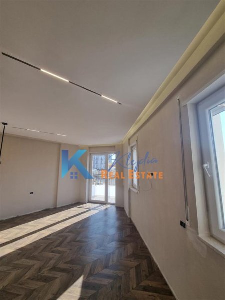 Tirane, jap me qera zyre , Kati 4, 97 m² 1,150 € (Qender)