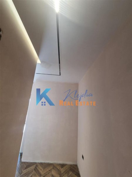 Tirane, jap me qera zyre , Kati 4, 97 m² 1,150 € (Qender)