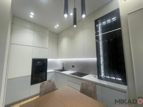 jepet me qera , , 85 m² 900 €
