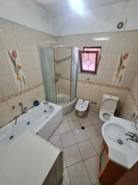 Tirane, jepet me qera apartament 2+1, Kati 2, 70 m² 400 € (Fakulteti i Mjekesise)