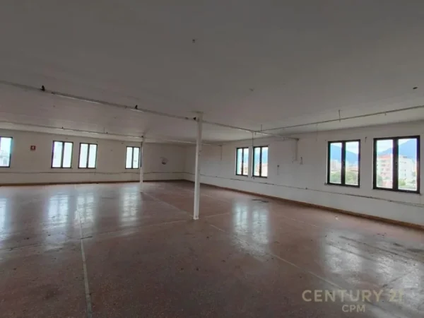Tirane, jepet me qera ambjent biznesi , Kati 5, 706 m² 2,500 € (Siri Kodra)