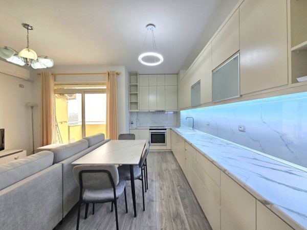 Tirane, shes apartament 2+1+Ballkon, Kati 4, 96 m² 205,000 € (Rr. Peti - Liqeni i Thate)