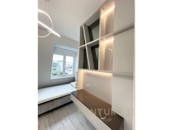 Tirane, jepet me qera apartament 2+1+Ballkon, Kati 3, 90 m² (Teg)