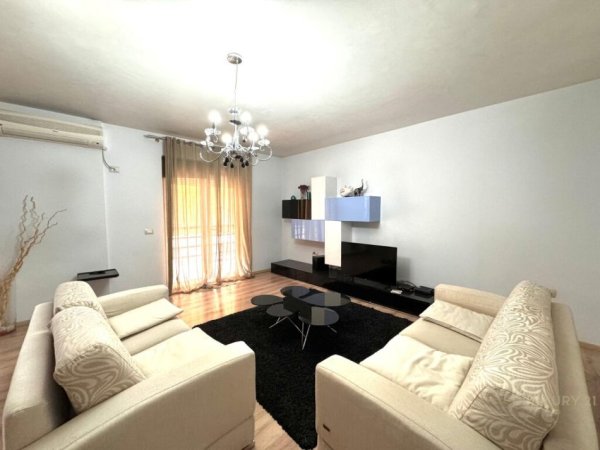 Tirane, jepet me qera apartament 2+1+Aneks+Ballkon, Kati 3, 160 m² 900 € (Selvia)