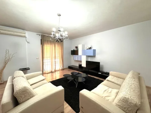 Tirane, jepet me qera apartament 2+1+Aneks+Ballkon, Kati 3, 160 m² 900 € (Selvia)