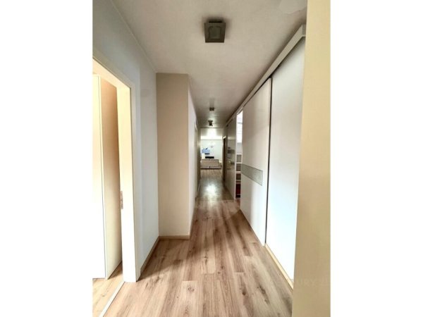 Tirane, jepet me qera apartament 2+1+Aneks+Ballkon, Kati 3, 160 m² 900 € (Selvia)