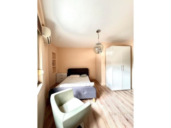 Tirane, jepet me qera apartament 2+1+Aneks+Ballkon, Kati 3, 160 m² 900 € (Selvia)